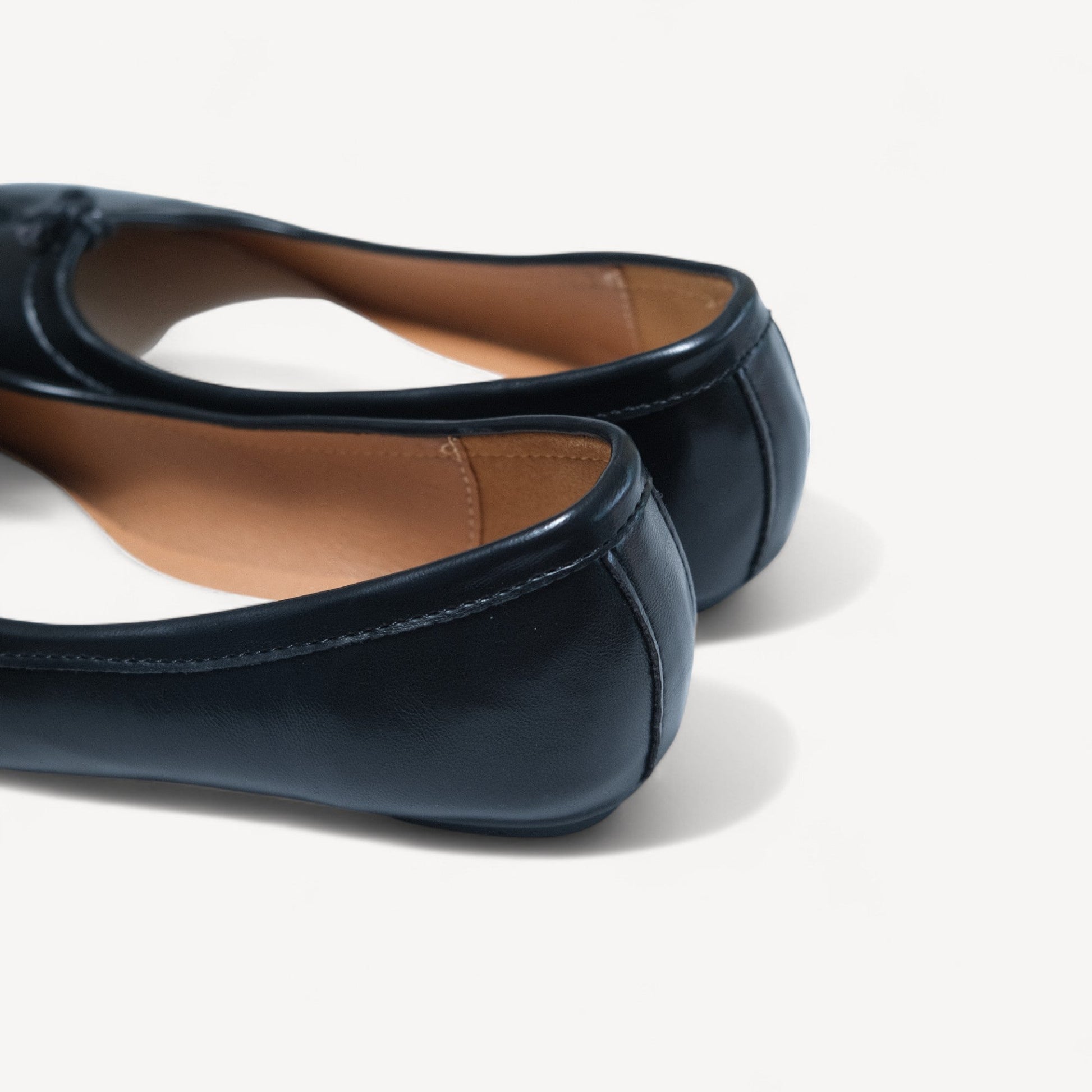 black split toe leather flats tabi heel detail view