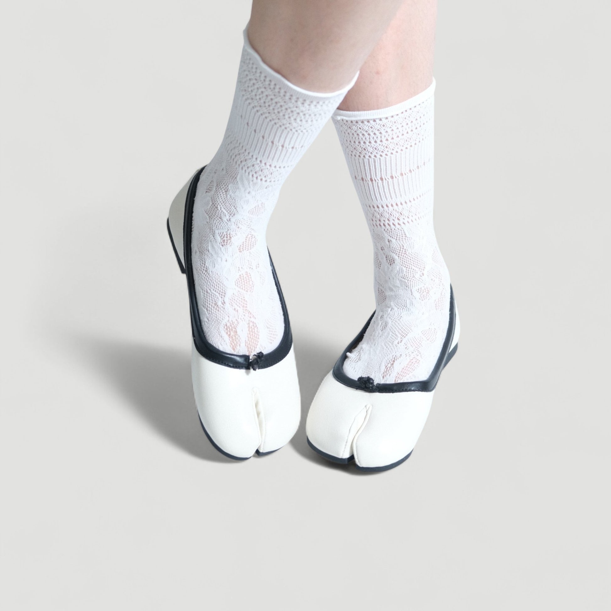 White Split Toe Contrast Edge Tabi - tutufox - tabis