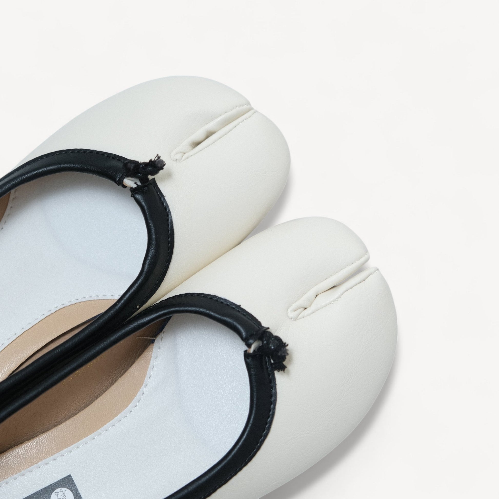 White Split Toe Contrast Edge Tabi - tutufox - tabis