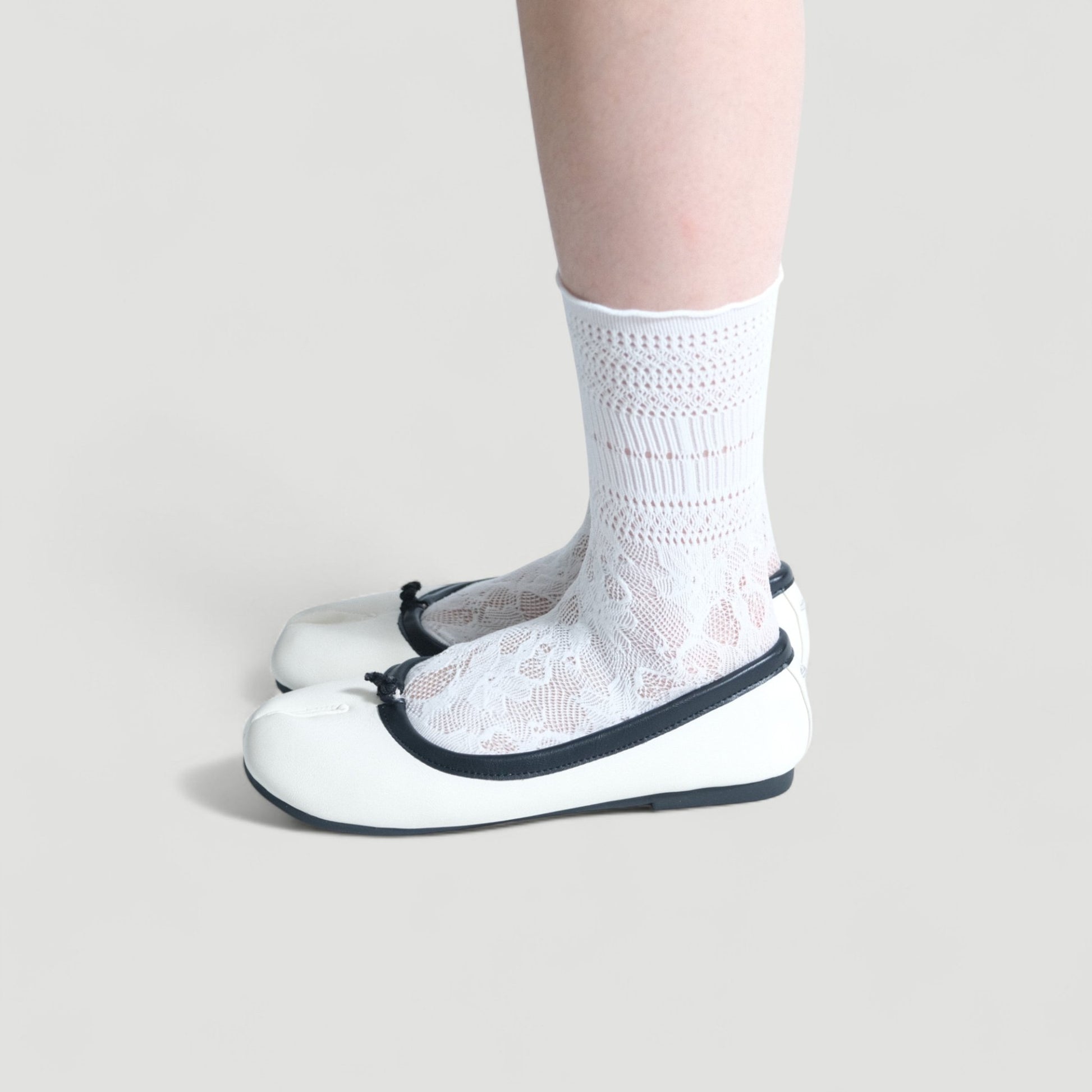 White Split Toe Contrast Edge Tabi - tutufox - tabis