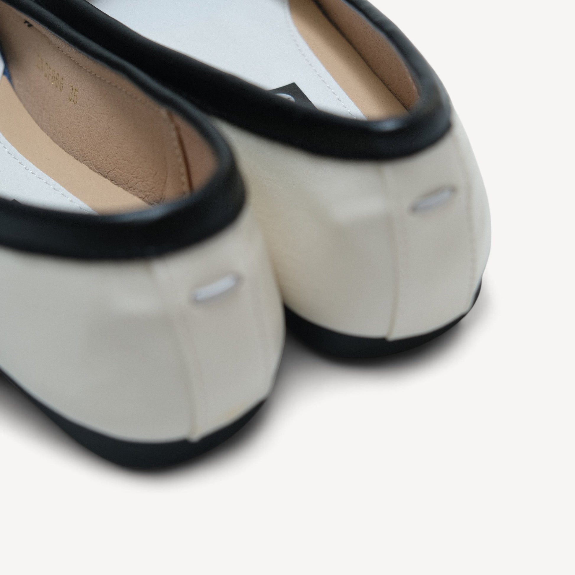 White Split Toe Contrast Edge Tabi - tutufox - tabis