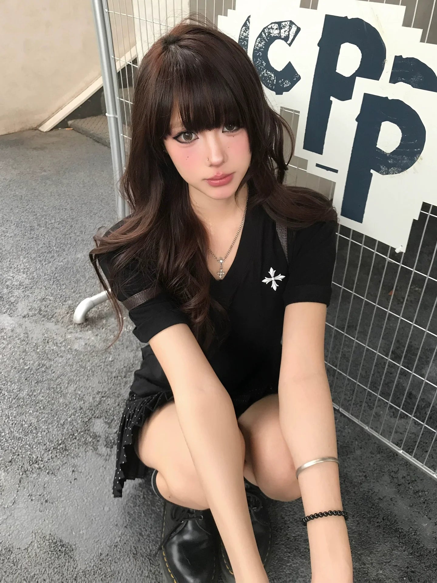 American Cross Print V-Neck Tee Fitted Short Sleeve Structured Shoulder Top