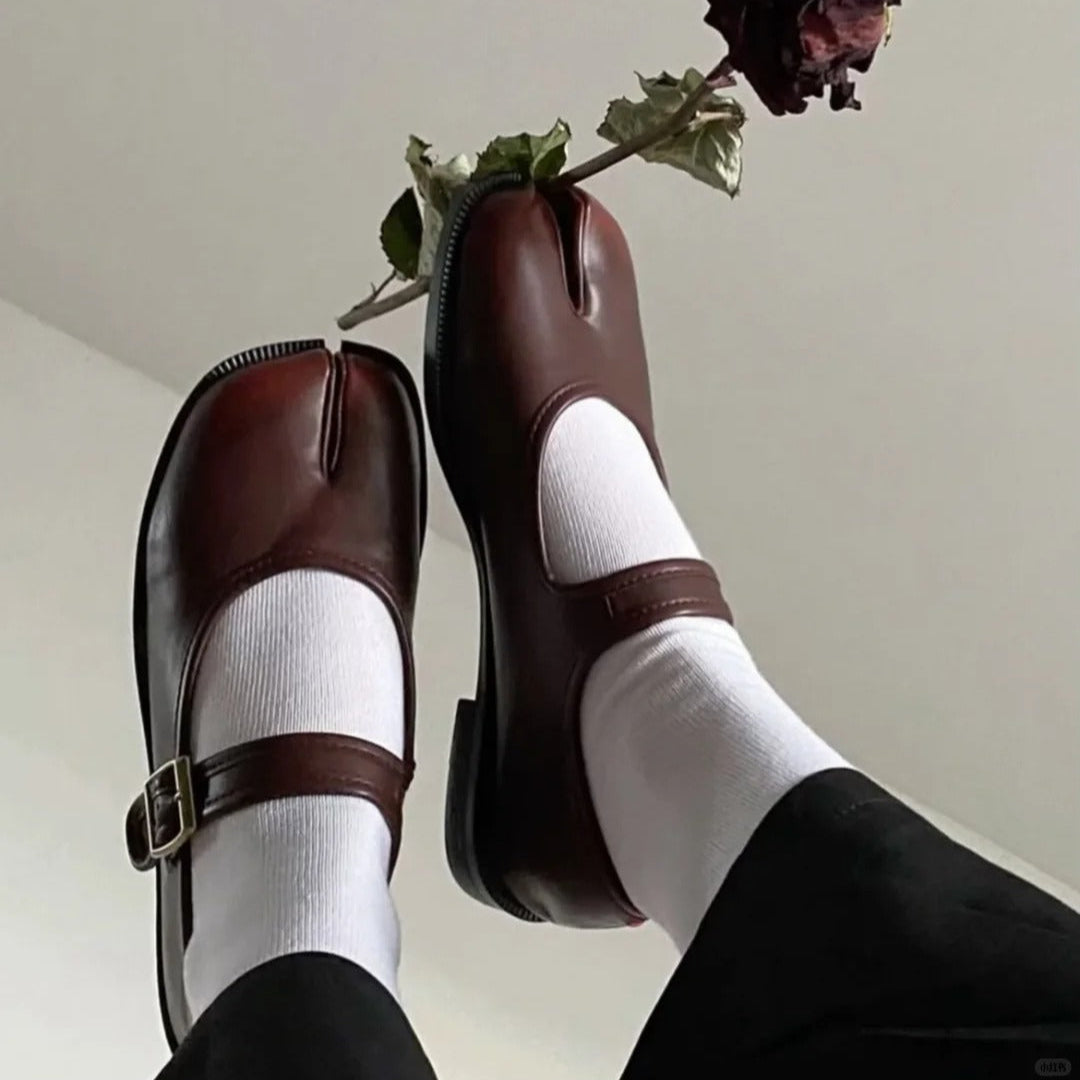 Rotbraune Mary Jane Flats mit geteilter Zehenpartie, Tabi
