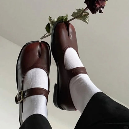 Rotbraune Mary Jane Flats mit geteilter Zehenpartie, Tabi